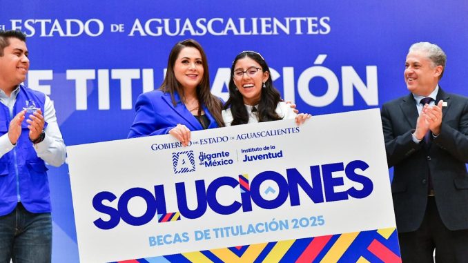 Impulsa Tere Jiménez a jóvenes estudiantes con la entrega de 1,000 Becas de Titulación