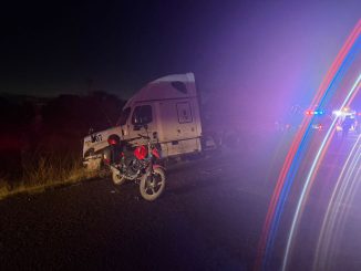 Choque por alcance entre tráiler y motocicleta deja tres personas lesionadas, los hechos sobre la carretera estatal número 4, en el municipio de Asientos