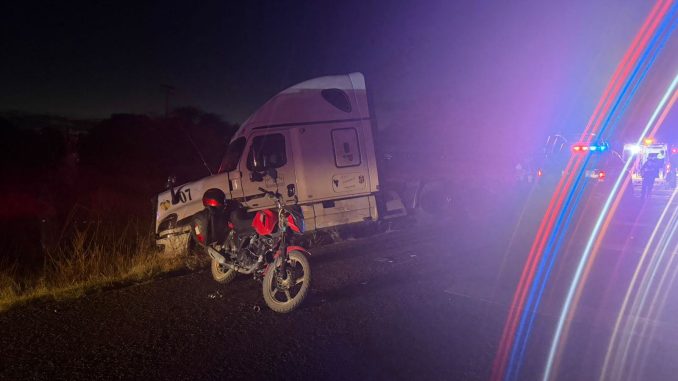 Choque por alcance entre tráiler y motocicleta deja tres personas lesionadas, los hechos sobre la carretera estatal número 4, en el municipio de Asientos