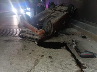 Policía Vial atiende volcadura en puente a desnivel en Av. Siglo XX