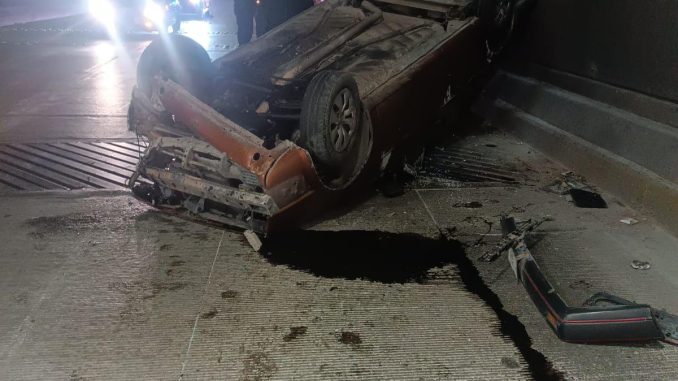 Policía Vial atiende volcadura en puente a desnivel en Av. Siglo XX