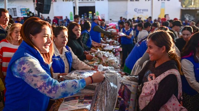 Gobernadora Tere Jiménez celebra la Navidad con las familias de Asientos y El Llano