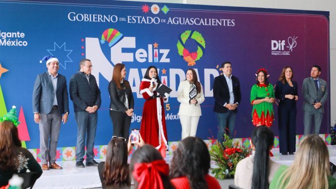 Tere y Aurora Jiménez comparten la alegría navideña con niñas, niños y adolescentes de Casa DIF