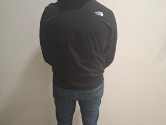 Pretendía ingresar por la Puerta de Seguridad Sur procedente de Querétaro y fue detenido debido a que contaba con orden de aprehensión por el delito de fraude en aquella Entidad