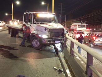 Policía Vial atiende percance contra objeto fijo en el que se vio involucrado un camión en Av. Aguascalientes