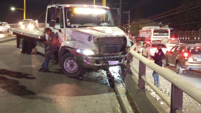 Policía Vial atiende percance contra objeto fijo en el que se vio involucrado un camión en Av. Aguascalientes