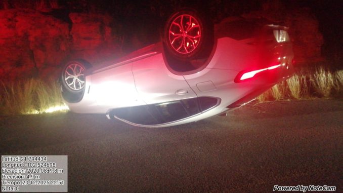 Volcadura de un vehículo BMW en la carretera estatal 16 fue intervenido por Policías Estatales