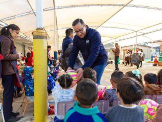 Max Ramírez lleva espíritu Navideño a Escuelas primarias y secundarias