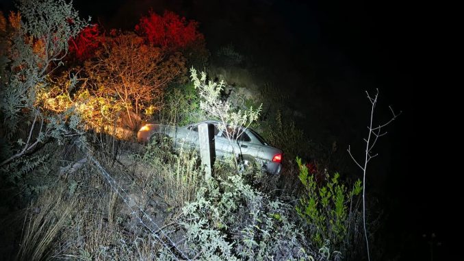 Policías Estatales atienden el reporte de accidente tipo salida de camino en la carretera al municipio de San José de Gracia