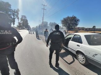 Policías Estatales auxilian a conductor de un vehículo cuyo motor comenzó a incendiarse sobre la carretera 45 sur