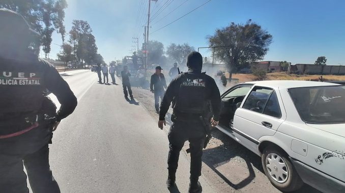 Policías Estatales auxilian a conductor de un vehículo cuyo motor comenzó a incendiarse sobre la carretera 45 sur