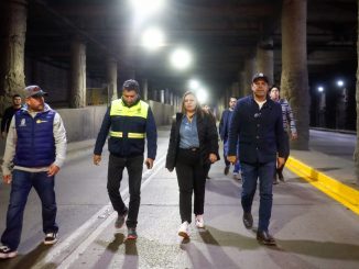 Supervisa Leo Montañez rehabilitación de pintura vial en desnivel de expo Plaza