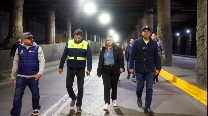 Supervisa Leo Montañez rehabilitación de pintura vial en desnivel de expo Plaza