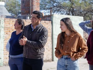Leo Montañez visitó a vecinos de Cabecita Tres Marías, El Cariñan y San Martín de Porres