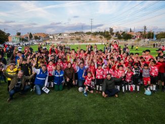 Entrega Leo Montañez rehabilitación de cancha de fútbol de pasto sintético en Solidaridad IV