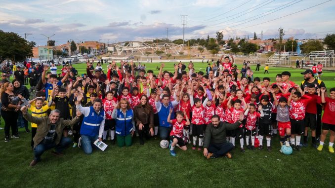 Entrega Leo Montañez rehabilitación de cancha de fútbol de pasto sintético en Solidaridad IV