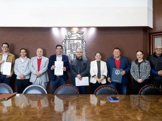 Firman Leo Montañez y Notarios escrituras para consolidar mejores espacios urbanos y educativos