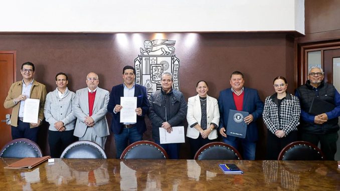 Firman Leo Montañez y Notarios escrituras para consolidar mejores espacios urbanos y educativos