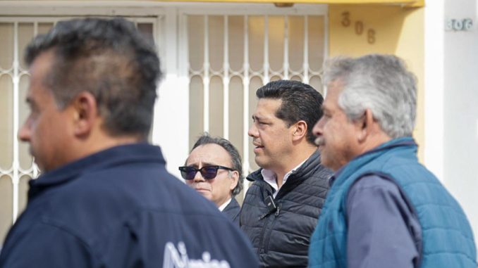 Supervisa Leo Montañez obra de rehabilitación sanitaria en El Llanito