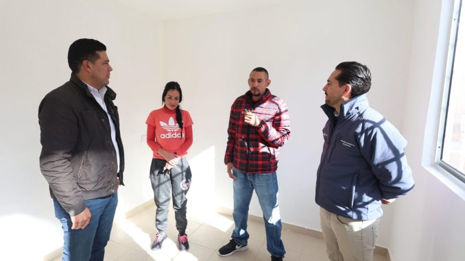 Leo Montañez entrega Cuartos adicionales a familias del oriente de la ciudad