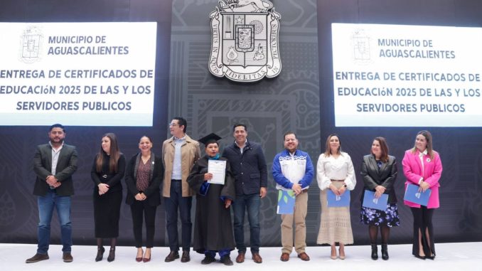 Impulsa Leo Montañez desarrollo académico y siperación personal de trabajadores municipales