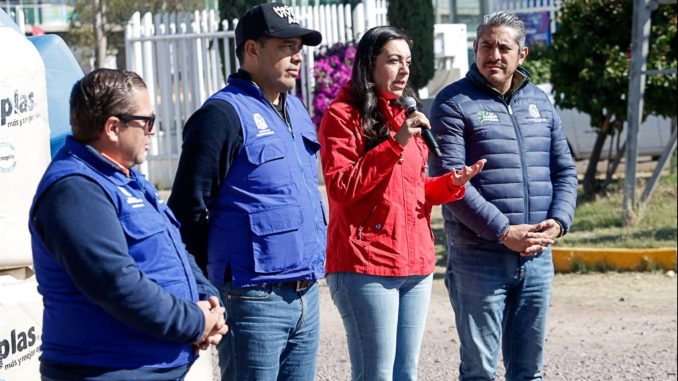 Une esfuerzos Leo Montañez para que las familias cuenten con viviendas mejor equipadas