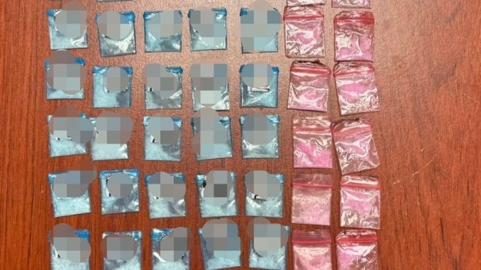 Uniformados del Mando Coordinado aseguran en Pabellón de Arteaga 71 envoltorios con sustancia granulada al parecer cristal