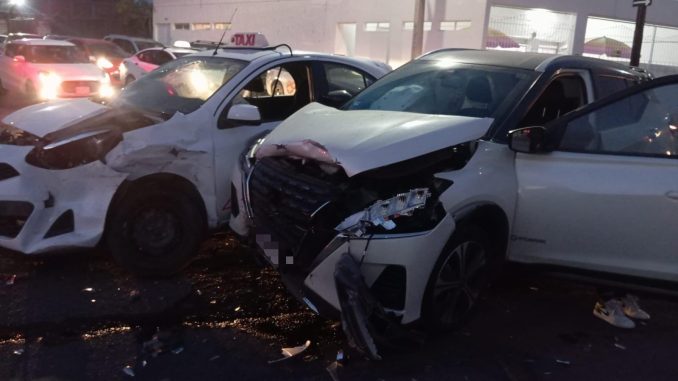 Policía Vial atiende choque entre dos vehículos en el fraccionamiento Los Cedros