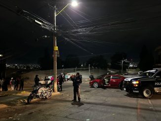 Policía Vial atiende accidente entre motocicleta y automóvil en el fraccionamiento Periodistas que dejó tres lesionados