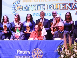 Rotarios reconocen a Aurora Jiménez por su labor social en Aguascalientes