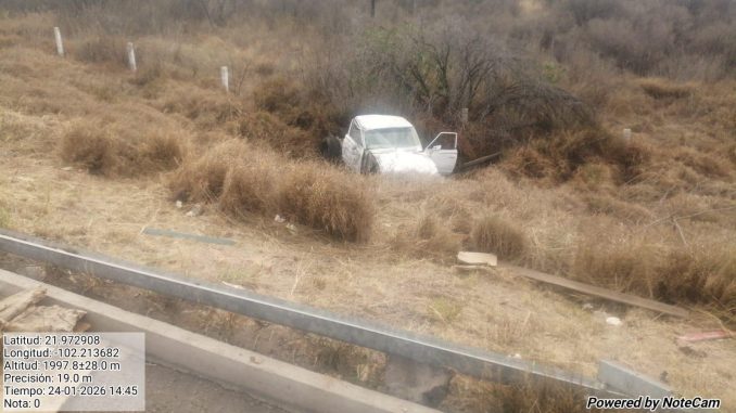 Policías Estatales intervienen accidente tipo salida de camino en la carretera estatal 60 que conduce a Cañada Honda, Aguascalientes