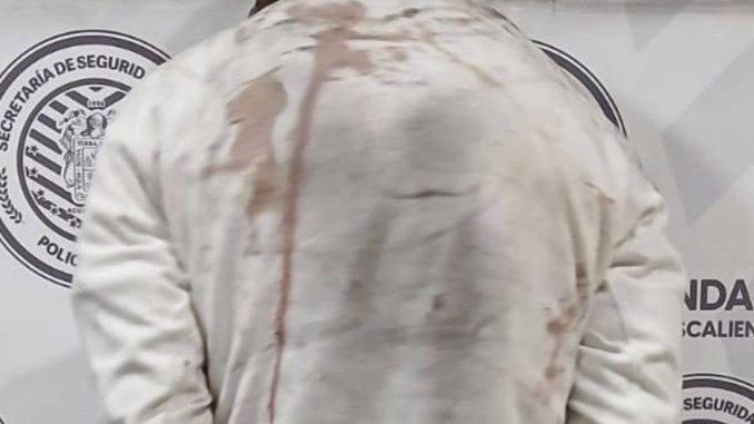 Policías del Mando Coordinado sorprenden a sujeto en el interior de un vehículo cuando pretendía apoderarse del equipo de sonido