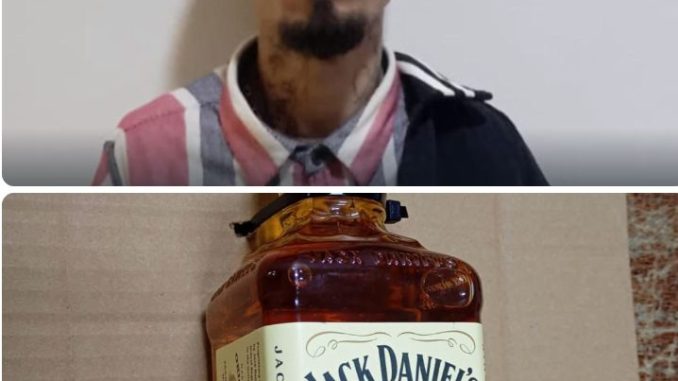 Policía Municipal detiene a sujeto señalado de robar una botella de whisky en tienda de autoservicio
