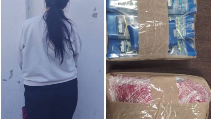 Mujer señalada de robar en una tienda departamental es detenida por la Policía Municipal en la zona centro