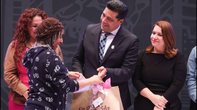 Encabeza Leo Montañez entrega de apoyos a Mujeres a través del Programa "En Amor a tu Vida"