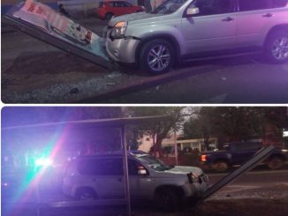 Policía Vial atiende choque contra parada de autobús en Av. Alameda
