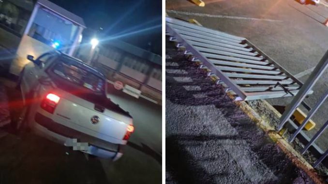 Policía Vial atiende choque contra barandal y caseta de seguridad de Universidad en Av. Aguascalientes