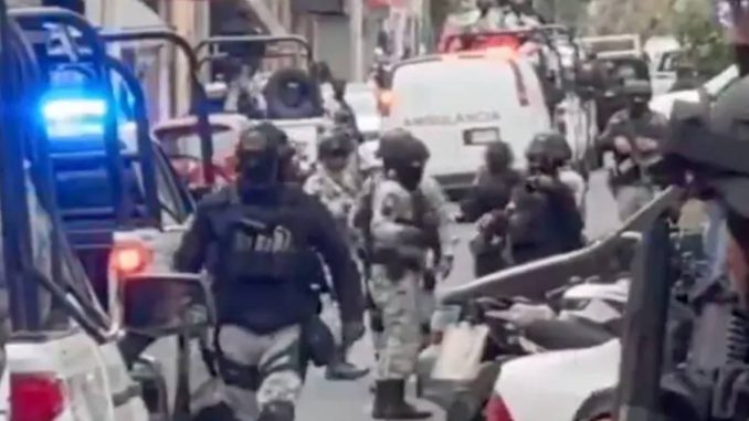Ambulancia forense de FGR llega a FEMDO; trae restos de 'El Mencho' y 'El Sapo'