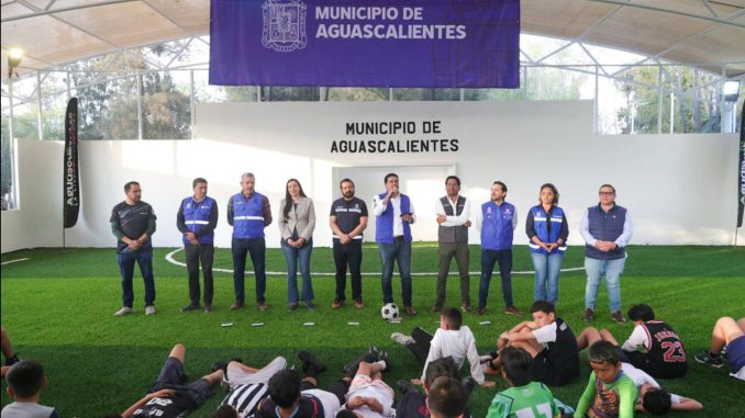 Más y mejores espacios deportivos con nueva cancha de pasto sintético en la López Portillo: Leo Montañez
