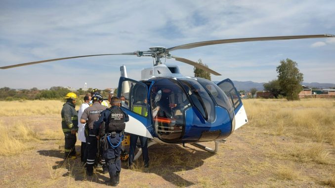 Se realiza traslado Aeromédico a bordo del helicóptero Fuerza Uno de un lesionado con fractura de cadera y extremidad inferior izquierda, desde el Hospital General de Calvillo al Hidalgo