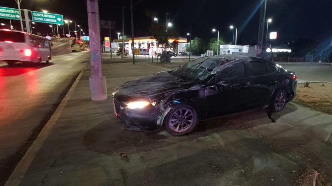 Policía Vial atiende choque contra objeto fijo con posterior volcadura en Av. Aguascalientes
