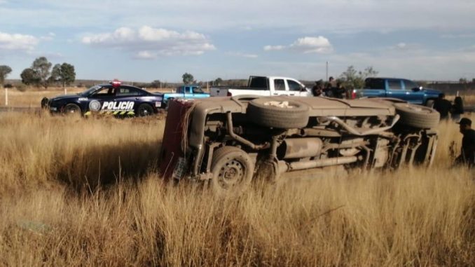 Policías Estatales de Aguascalientes atienden reporte de accidente tipo salida de camino y volcadura en municipio de SFR