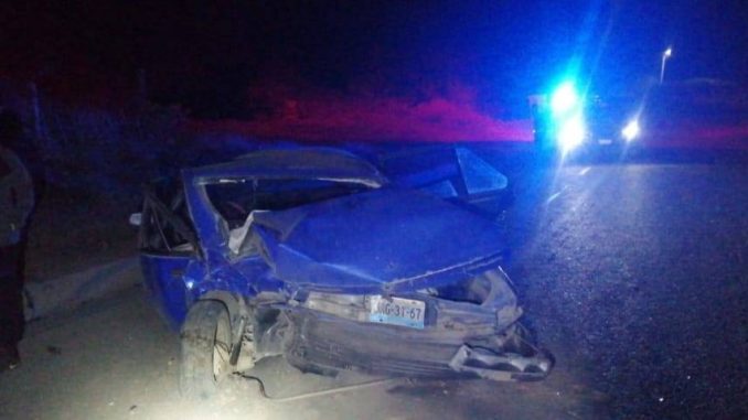 Policías Estatales atienden reporte de accidente en la carretera que conduce la comunidad de José María Morelos dejando como saldo tres personas lesionadas