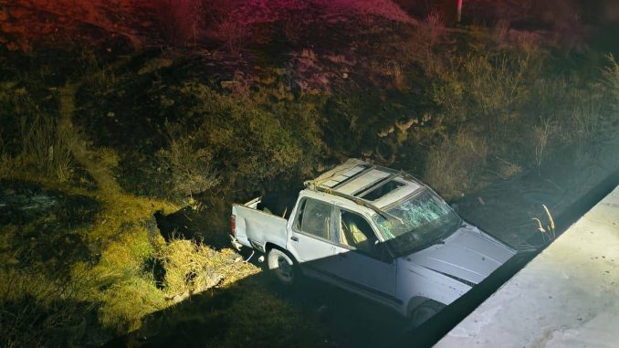 Policía Vial atiende choque contra objeto fijo con posterior volcadura en VNSA