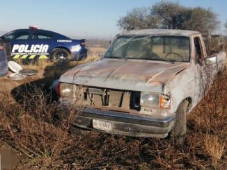 Uniformados de la Policía Estatal atienden reporte de volcadura que se registró sobre la carretera estatal 77, sin personas lesionadas