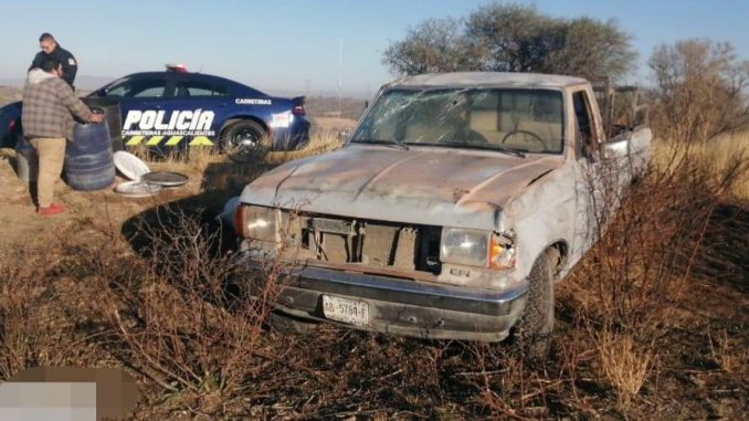 Uniformados de la Policía Estatal atienden reporte de volcadura que se registró sobre la carretera estatal 77, sin personas lesionadas