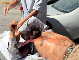 Uniformados de la Policía Estatal abren paso a un vehículo en dónde trasladaban a una persona lesionada por caída de 3 metros de altura
