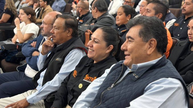 Líder del SNTE asistió a la sesión extraordinaria en el H. Congreso del Estado de Aguascalientes