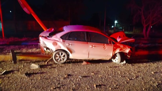 Policía Vial atiende choque contra objetos fijos en Av. Siglo XXI