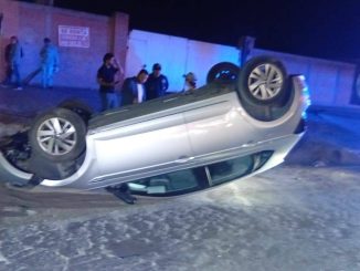 Policía Vial atiende volcadura de vehículo en Boulevar Juan Pablo II